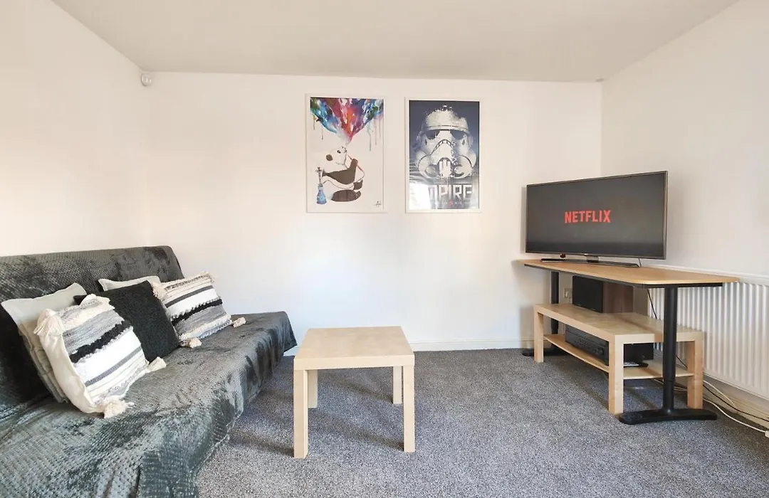 The Metcombe - Holiday Home With Free Parking - 10 Minutes Walk To Coop Live Arena & Etihad Stadium-1