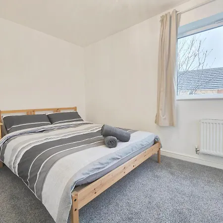 The Metcombe - Holiday Home With Free Parking - 10 Minutes Walk To Coop Live Arena & Etihad Stadium-3