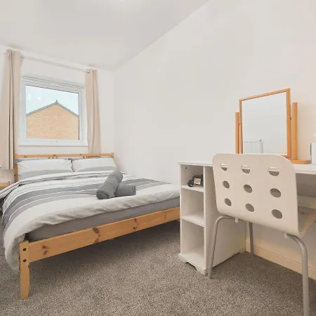 The Metcombe - Holiday Home With Free Parking - 10 Minutes Walk To Coop Live Arena & Etihad Stadium-2